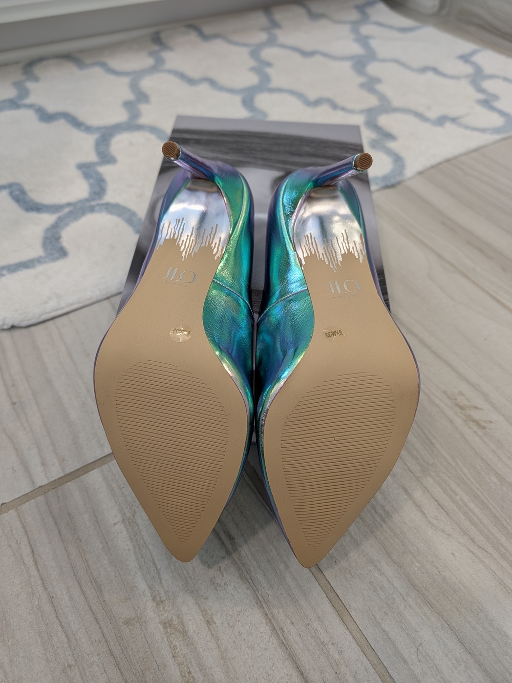 Jennifer Lopez Fraya Iridescent Pointed-Toe Pumps in Green and Purple Shift. 8.5 - Picture 3 of 3